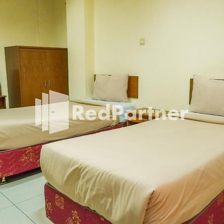 Grand Kembar Hotel Mitra Reddoorz Бандунг Экстерьер фото