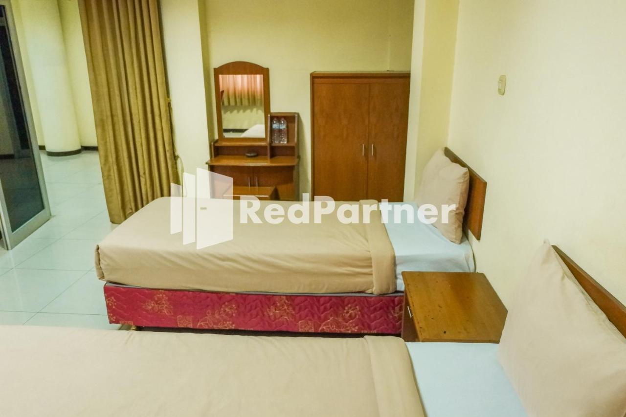 Grand Kembar Hotel Mitra Reddoorz Бандунг Экстерьер фото