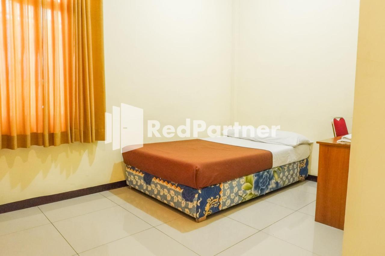 Grand Kembar Hotel Mitra Reddoorz Бандунг Экстерьер фото