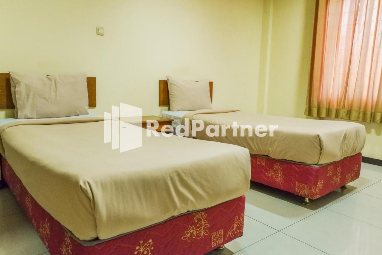 Grand Kembar Hotel Mitra Reddoorz Бандунг Экстерьер фото