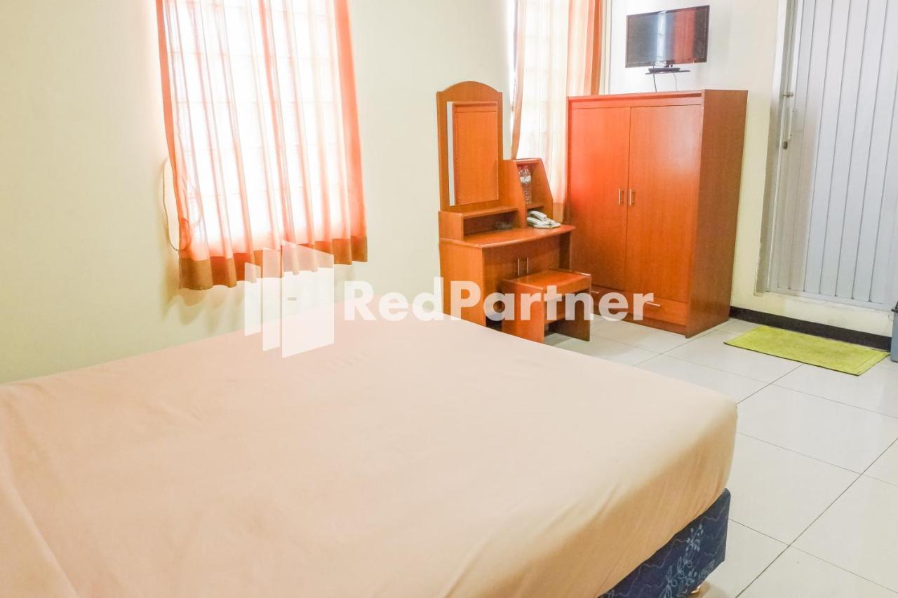 Grand Kembar Hotel Mitra Reddoorz Бандунг Экстерьер фото