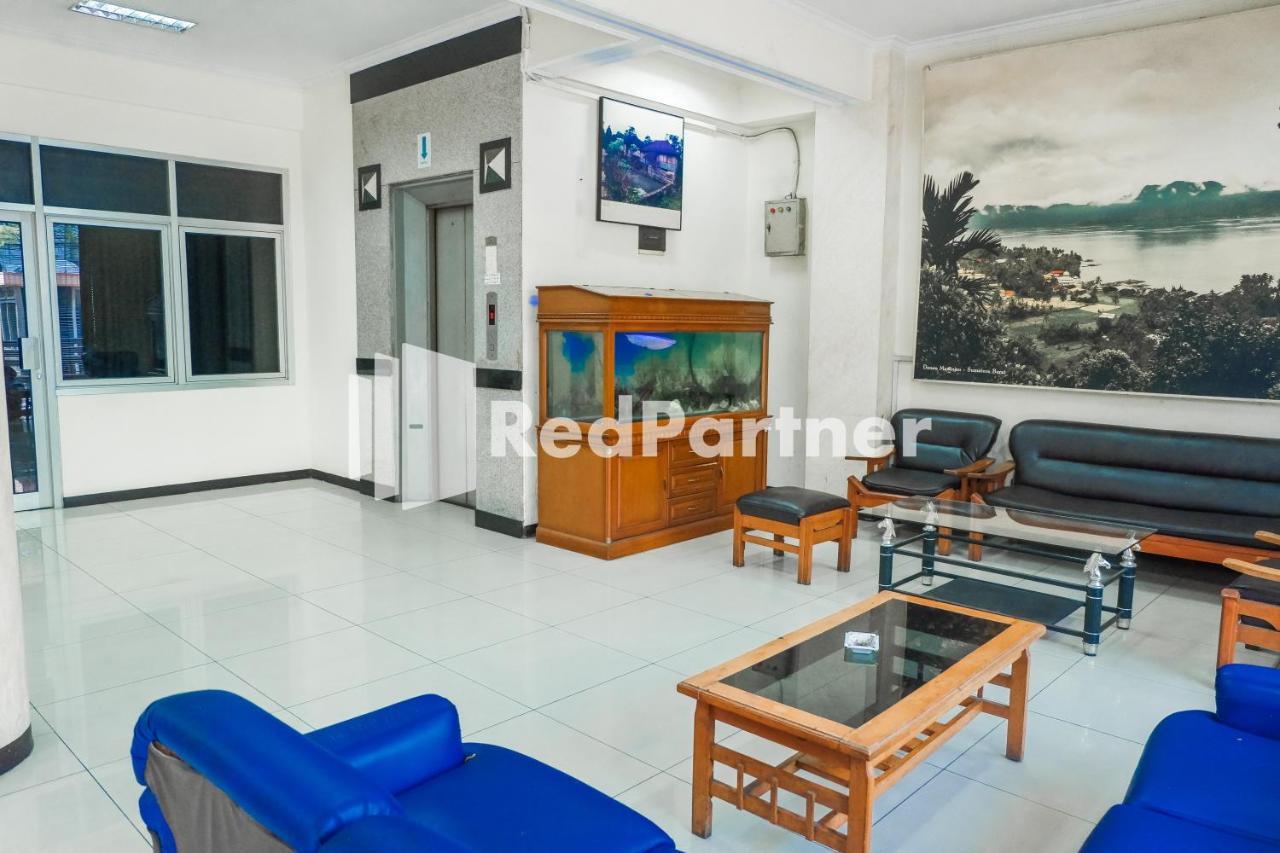 Grand Kembar Hotel Mitra Reddoorz Бандунг Экстерьер фото